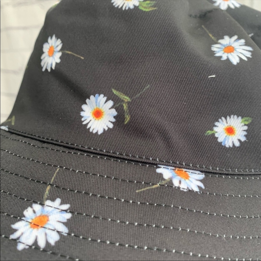 Alice + Olivia reversible bucket hat. Daisy print. NWT - Picture 3 of 10